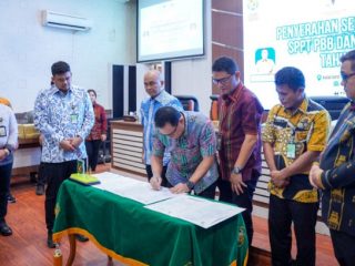 Walikota Medan, Bobby Nasution, memberikan pesan tegas saat menyerahkan Surat Pemberitahuan Pajak Terhutang Pajak Bumi dan Bangunan (SPPT PBB) serta Daftar Himpunan Ketetapan Pajak (DHKP) 2025