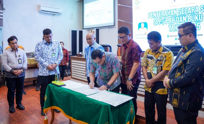 Walikota Medan, Bobby Nasution, memberikan pesan tegas saat menyerahkan Surat Pemberitahuan Pajak Terhutang Pajak Bumi dan Bangunan (SPPT PBB) serta Daftar Himpunan Ketetapan Pajak (DHKP) 2025