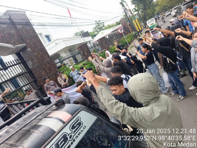 Aliansi Mahasiswa Sumatera Utara menggelar aksi di depan Pengadilan Tinggi Medan, Senin (20/1/2025), mendesak hukuman berat bagi ESS, anggota DPRD Tapanuli Selatan.
