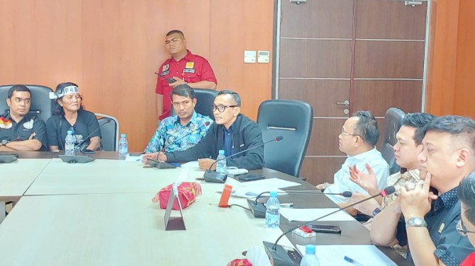 Rapat Dengar Pendapat (RDP) bersama pedagang dan Direksi PUD Pasar Kota Medan di ruang Banggar DPRD Medan, Senin (20/1/2025).