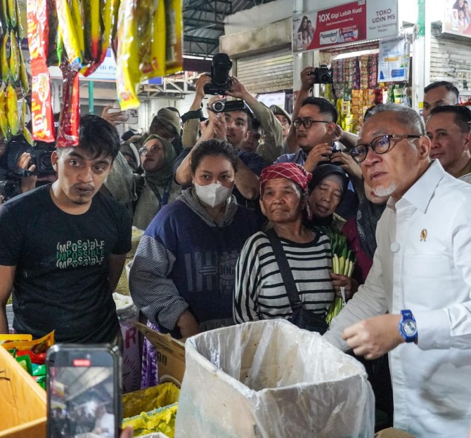 Menteri Koordinator Bidang Pangan RI, Zulkifli Hasan, bersama Menteri Perdagangan Budi Santoso, melakukan kunjungan kerja ke Pasar Sei Sikambing, Medan Helvetia, Senin (21/1/2025).