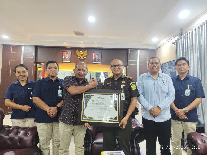 Pihak BPJS Ketenagakerjaan Cabang Medan Kota memberikan penghargaan kepada Kejaksaan Negeri (Kejari) Medan atas kontribusi nyata dalam pemulihan hak pekerja sebesar Rp 2,39 miliar sepanjang 2024.