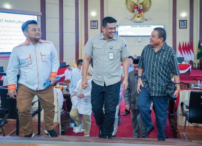 Bobby saat berada dalam sidang paripurna DPRD Medan di Gedung DPRD Medan, Selasa (21/1/2025).