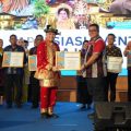 Walikota Medan Bobby Nasution menerima penghargaan dari Penjabat (Pj) Gubernur Sumatera Utara, Agus Fatoni, atas suksesnya penyelenggaraan event Gelar Melayu Serumpun dalam Karisma Event Nusantara (KEN) 2024.