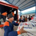 PT Inalum menyalurkan bantuan pangan berupa 500 karung beras kepada korban banjir di Kabupaten Batu Bara pada Sabtu (18/01/2025).