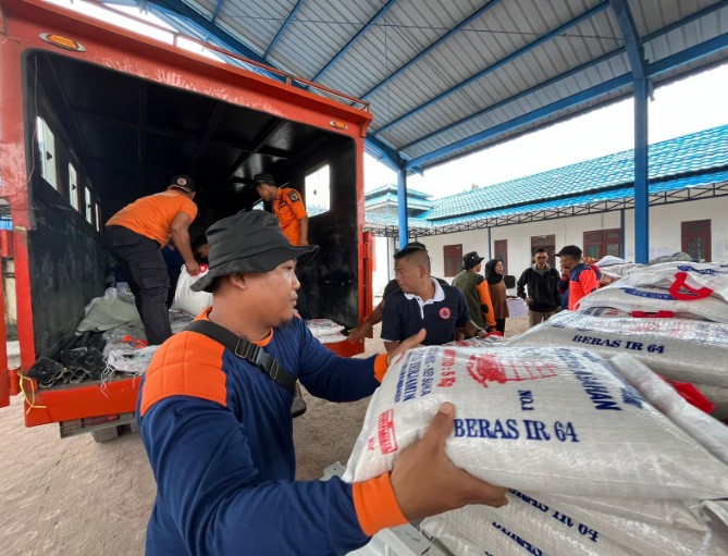 PT Inalum menyalurkan bantuan pangan berupa 500 karung beras kepada korban banjir di Kabupaten Batu Bara pada Sabtu (18/01/2025).