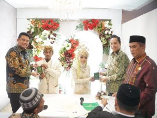 Bagi warga Medan, menggelar akad nikah bukan lagi hal yang membebani. Kini Pemko Medan telah menyediakan Balai Nikah Gratis beserta perlengkapan lainnya mulai dari pakaian pengantin hingga orang yang merekam momen bahagia tersebut.