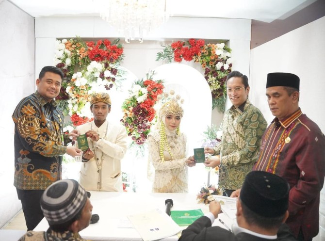 Bagi warga Medan, menggelar akad nikah bukan lagi hal yang membebani. Kini Pemko Medan telah menyediakan Balai Nikah Gratis beserta perlengkapan lainnya mulai dari pakaian pengantin hingga orang yang merekam momen bahagia tersebut.