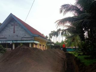 Jemaat Gereja Sidang Rohul Kudus Indonesia (GSRI) di Desa Lau Bakeri, Kecamatan Kutalimbaru, dikejutkan dengan aksi brutal sekelompok orang yang merusak rumah ibadah.