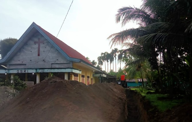 Jemaat Gereja Sidang Rohul Kudus Indonesia (GSRI) di Desa Lau Bakeri, Kecamatan Kutalimbaru, dikejutkan dengan aksi brutal sekelompok orang yang merusak rumah ibadah.