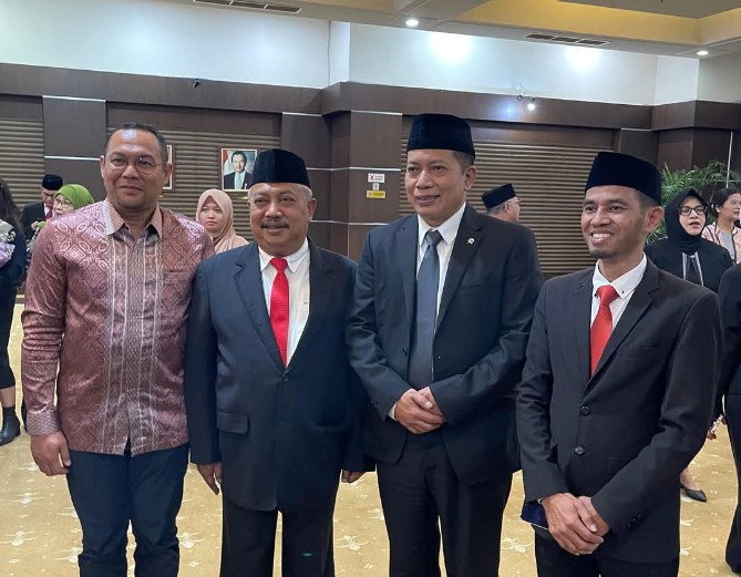 Muhammad Husni (dua dari kiri) dilantik menjadi Asisten Deputi di Kemenkop. Husni sebelumnya adalah Kadis Lingkungan Hidup di jajaran Pemko Medan.