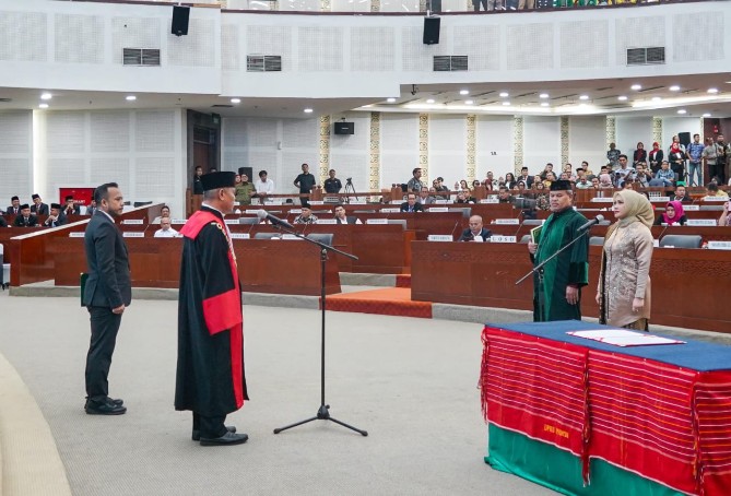 Erni Ariyanti resmi dilantik sebagai Ketua DPRD Sumut periode 2024-2029 dalam sidang paripurna yang berlangsung di Gedung DPRD Sumut, Jalan Imam Bonjol, Medan, Jumat (31/1/2025).