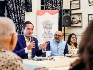 ENGLISH: Walikota Medan terpilih, Rico Waas, berbicara dalam pertemuan di Medan, Jumat (17/2/2025). Rico memanfaatkan kemampuannya berbahasa Inggris di forum yang dihadiri perwakilan sejumlah negara asing itu.(HO/kaldera)