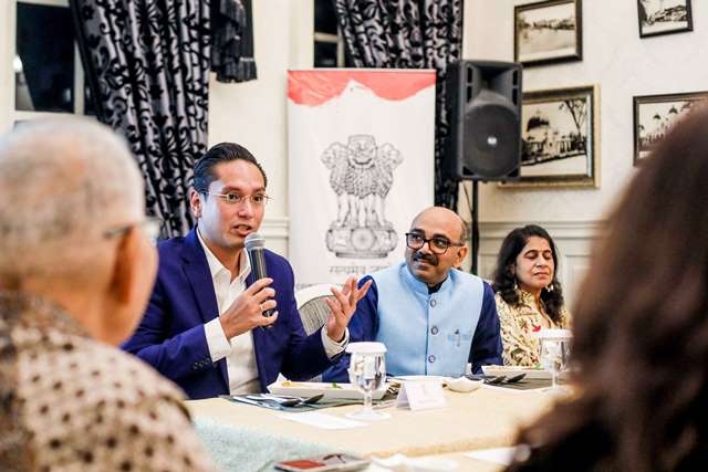 ENGLISH: Walikota Medan terpilih, Rico Waas, berbicara dalam pertemuan di Medan, Jumat (17/2/2025). Rico memanfaatkan kemampuannya berbahasa Inggris di forum yang dihadiri perwakilan sejumlah negara asing itu.(HO/kaldera)