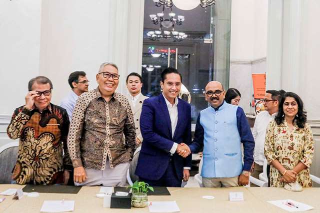 KESEHATAN: Walikota Medan Terpilih, Rico Waas (tengah depan) bersalaman dalam jamuan makan malam bersama Konsulat Jenderal (Konjen) India di acara India-Indonesia Business Meeting di D Heritage Grand City Hall Hotel, Jumat malam (17/1/2025)