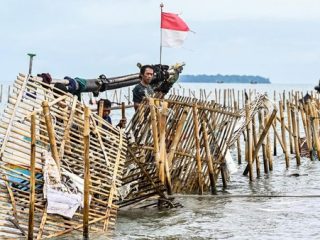 Penampakan pagar laut di Tangerang, yang membuat heboh sejumlah kementerian.(detik/kaldera)