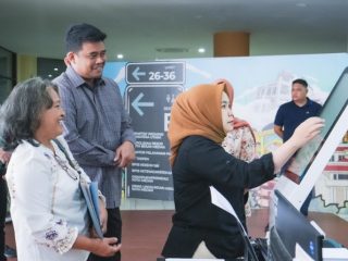 Walikota Medan, Bobby Nasution, menunjukkan komitmennya untuk menghadirkan pelayanan publik yang cepat dan efisien. Hal ini dibuktikan dengan peninjauannya terhadap persiapan layanan Persetujuan Bangunan Gedung (PBG) di Mal Pelayanan Publik (MPP) Medan.
