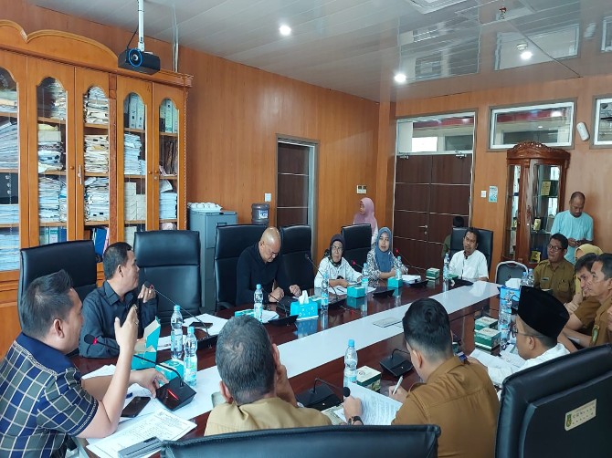 Rapat Dengar Pendapat (RDP) Komisi 1 DPRD Medan bersama lurah dan warga, Senin (3/2/2025)