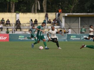 PSMS Medan tampil gemilang dengan meraih kemenangan telak 4-0 atas Nusantara United FC dalam laga krusial playoff Liga 2 Indonesia.