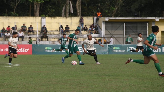 PSMS Medan tampil gemilang dengan meraih kemenangan telak 4-0 atas Nusantara United FC dalam laga krusial playoff Liga 2 Indonesia.