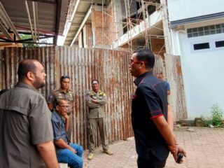 Komisi 4 DPRD Medan mendesak Satuan Polisi Pamong Praja (Satpol PP) Kota Medan untuk segera menertibkan sebuah bangunan mewah yang diduga melanggar izin di Jalan S. Parman, Gang Rustam, Lingkungan 10, Kelurahan Petisah Tengah, Kecamatan Medan Petisah.