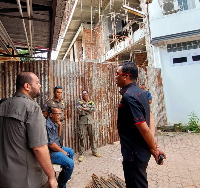 Komisi 4 DPRD Medan mendesak Satuan Polisi Pamong Praja (Satpol PP) Kota Medan untuk segera menertibkan sebuah bangunan mewah yang diduga melanggar izin di Jalan S. Parman, Gang Rustam, Lingkungan 10, Kelurahan Petisah Tengah, Kecamatan Medan Petisah.