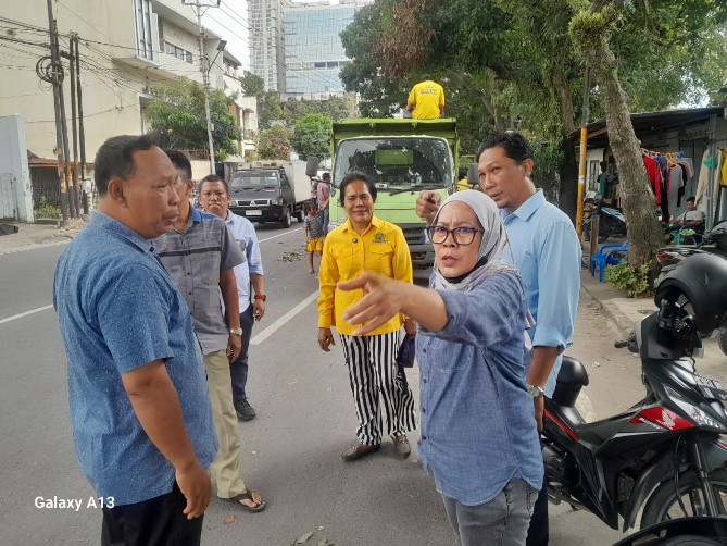 Anggota DPRD Medan dari Fraksi Golkar Modesta Marpaung fasilitasi pemangkasan pohon di Jalan Gaharu, Lingkungan 11, Kelurahan Gaharu, Kecamatan Medan Timur, Selasa (4/2/2025).