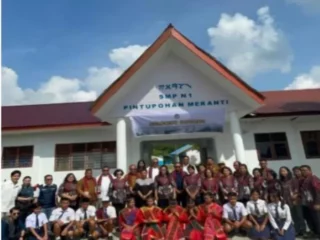 PT Indonesia Asahan Aluminium (Inalum) melakukan penyerahan bantuan kepada SMP Negeri 1 Pintu Pohan, SMA Negeri 1 Pintu Pohan dan bantuan berupa bedah rumah kepada masyarakat Desa Pintu Pohan, Pintu Pohan Meranti, Kabupaten Toba. 