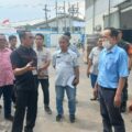 Warga Jalan Timbang Deli, Medan Amplas mengeluhkan limbah yang mengalir setiap hari di saluran drainase mereka. Limbah tersebut diduga berasal dari PT Universal Gloves, pabrik sarung tangan yang beroperasi di Jalan Pertahanan, Patumbak, Deli Serdang
