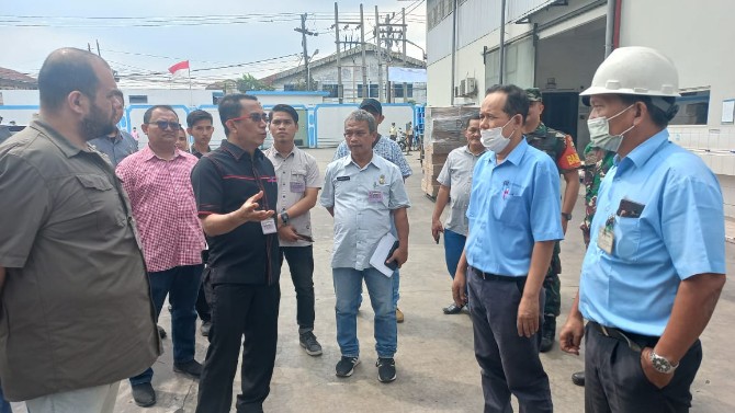 Warga Jalan Timbang Deli, Medan Amplas mengeluhkan limbah yang mengalir setiap hari di saluran drainase mereka. Limbah tersebut diduga berasal dari PT Universal Gloves, pabrik sarung tangan yang beroperasi di Jalan Pertahanan, Patumbak, Deli Serdang