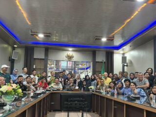 Pengurus Pengprov Persani Sumut 2025-2029 berfoto bersama usai rapat perdana, di Aula Dispora Sumut, Jumat (7/2/2025).