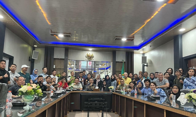 Pengurus Pengprov Persani Sumut 2025-2029 berfoto bersama usai rapat perdana, di Aula Dispora Sumut, Jumat (7/2/2025).