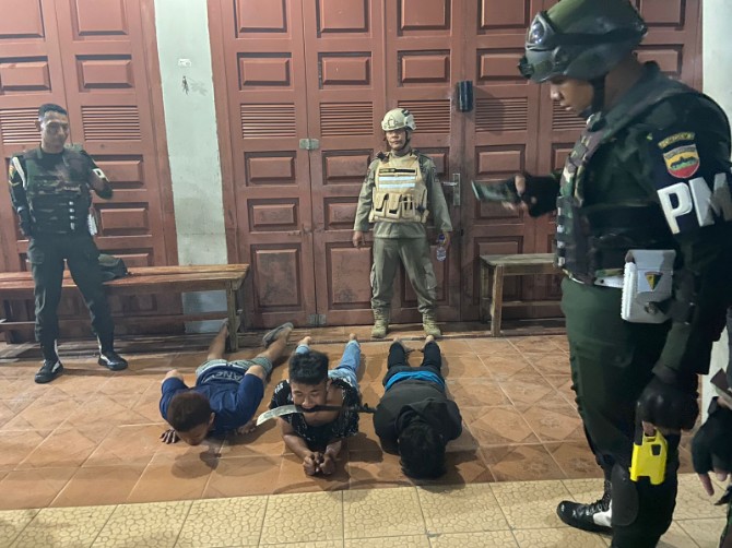 Tim gabungan dari Detasemen Polisi Militer (Denpom) I/5 Medan dan Polisi Militer Kodam (Pomdam) I/Bukit Barisan tak tinggal diam! Dalam patroli malam mereka, tim berhasil mengamankan tiga anggota geng motor yang membawa celurit.