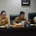 Walikota Medan Bobby Nasution saat memimpin rapat pembahasan persiapan program baru Regrouping (Penggabungan Beberapa Sekolah) di tingkat Sekolah Dasar Negeri dan Pembentukan Sekolah Unggulan di Kota Medan, di Balai Kota, Senin (10/2/2025).