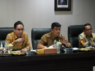 Walikota Medan Bobby Nasution saat memimpin rapat pembahasan persiapan program baru Regrouping (Penggabungan Beberapa Sekolah) di tingkat Sekolah Dasar Negeri dan Pembentukan Sekolah Unggulan di Kota Medan, di Balai Kota, Senin (10/2/2025).