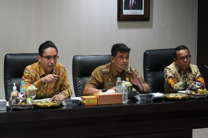 Walikota Medan Bobby Nasution saat memimpin rapat pembahasan persiapan program baru Regrouping (Penggabungan Beberapa Sekolah) di tingkat Sekolah Dasar Negeri dan Pembentukan Sekolah Unggulan di Kota Medan, di Balai Kota, Senin (10/2/2025).