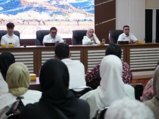 Secara resmi, ke-12 pelajar tersebut diserahkan kepada orang tua asuh mereka dalam sebuah acara di Balai Kota Medan pada Rabu (12/2/2025).