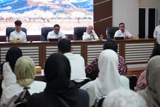 Secara resmi, ke-12 pelajar tersebut diserahkan kepada orang tua asuh mereka dalam sebuah acara di Balai Kota Medan pada Rabu (12/2/2025).