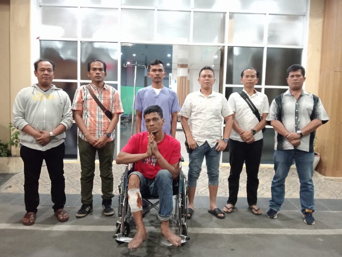 Kaki kiri Wawan Afrizal,44, warga Jalan S Parman Lorong Bintang, Kelurahan Petisah Hulu, Kecamatan Medan Baru tepaksa ditembak Tim Reskrim Polsek Medan Baru ketika berusaha melarikan diri saat hendak ditangkap.