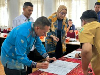 Anggi Maisarah (berhijab) saat penandatanganan kerjasama dengan GM BP-TC UGGp, Azizul Kholis.