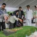 Usai dilantik menjadi Walikota Medan Rico Waas langsung berziarah ke makam almarhum ayahanda nya Almarhum Jhonny Waas di TPU Pondok Rangon, Cipayung, Jakarta Timur, Kamis (20/2/2025).