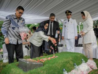 Usai dilantik menjadi Walikota Medan Rico Waas langsung berziarah ke makam almarhum ayahanda nya Almarhum Jhonny Waas di TPU Pondok Rangon, Cipayung, Jakarta Timur, Kamis (20/2/2025).