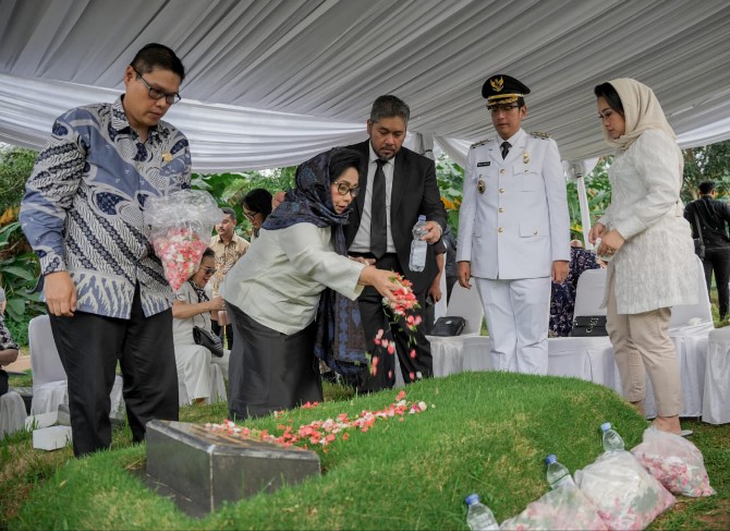 Usai dilantik menjadi Walikota Medan Rico Waas langsung berziarah ke makam almarhum ayahanda nya Almarhum Jhonny Waas di TPU Pondok Rangon, Cipayung, Jakarta Timur, Kamis (20/2/2025).