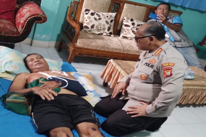 Kapolrestabes Medan, Kombes Pol Gidion Arif Setiawan, menegaskan bahwa pihaknya sedang melakukan penyelidikan intensif untuk menangkap pelaku percobaan begal yang nyaris merenggut nyawa seorang loper koran, Asrijal (60), di Jalan Sutrisno, Medan, pada Sabtu, 22 Februari 2025 lalu.