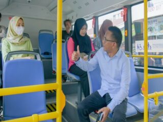 Wakil Walikota Medan, Zakiyuddin Harahap memilih bus listrik sebagai moda transportasi untuk berangkat ke Kantor Walikota Medan, Selasa (25/2/2025).