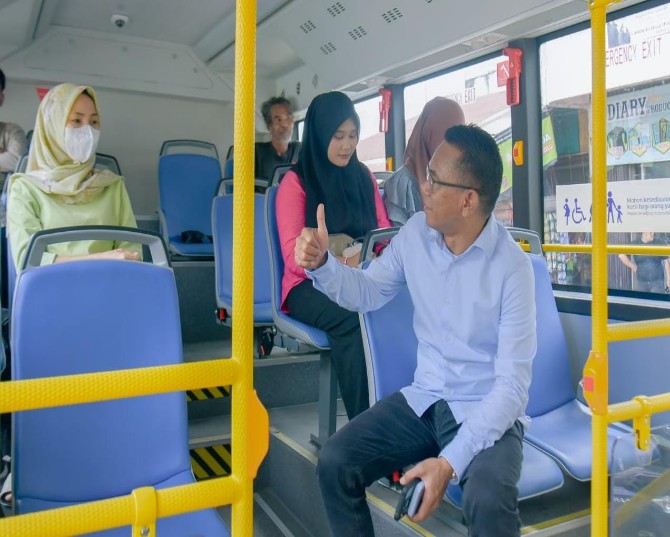 Wakil Walikota Medan, Zakiyuddin Harahap memilih bus listrik sebagai moda transportasi untuk berangkat ke Kantor Walikota Medan, Selasa (25/2/2025).