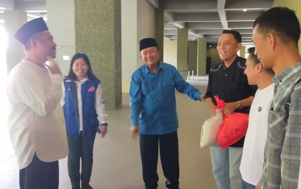 YSKI Berbagi Paket Lebaran dengan PWI Sumut