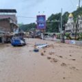 Kota wisata Parapat, Kabupaten Simalungun, berubah menjadi lautan lumpur setelah banjir bandang melanda kawasan tersebut pada Minggu (16/3/2025).