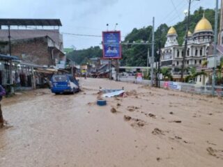 Kota wisata Parapat, Kabupaten Simalungun, berubah menjadi lautan lumpur setelah banjir bandang melanda kawasan tersebut pada Minggu (16/3/2025).