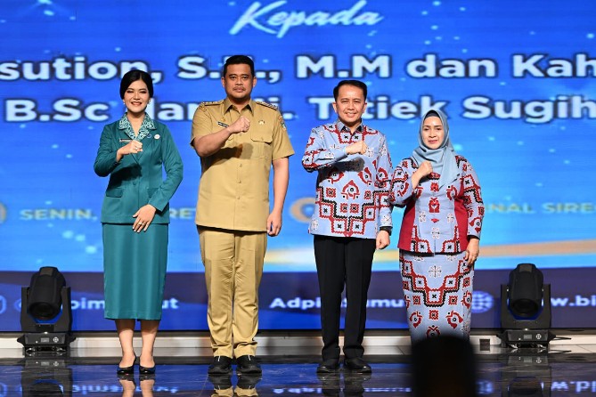 Gubernur Sumatera Utara (Sumut) Muhammad Bobby Afif Nasution resmi memasuki hari pertamanya berkantor di Kantor Gubernur Sumut, Senin (3/3/2025).